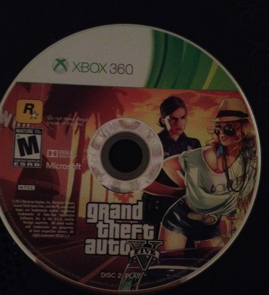 This+is+the+disc+used+to+play+GTA5+online+and+offline.