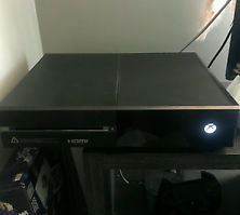 Picture of Xbox sitting on desk