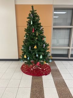 AHS Student Senate Hosts a Giving Tree Gift Drive